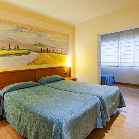 Checkin Trave Hotel Figueres  Bagian luar foto