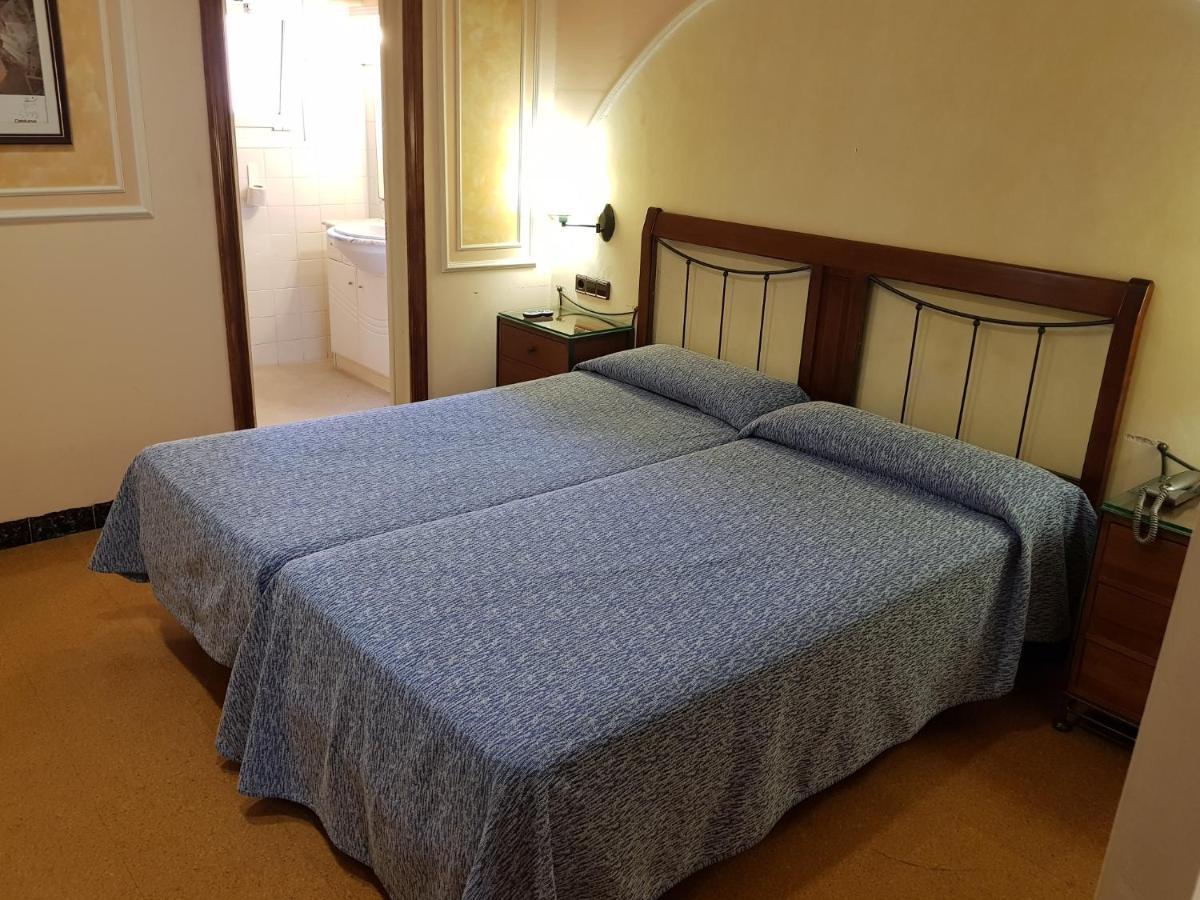 Checkin Trave Hotel Figueres  Bagian luar foto