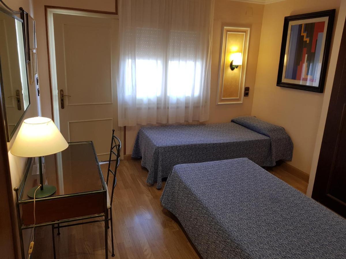 Checkin Trave Hotel Figueres  Bagian luar foto