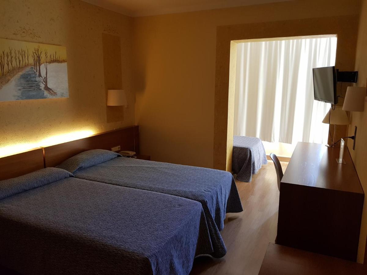 Checkin Trave Hotel Figueres  Bagian luar foto