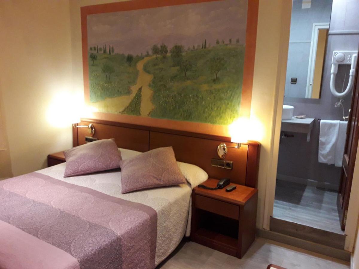 Checkin Trave Hotel Figueres  Bagian luar foto