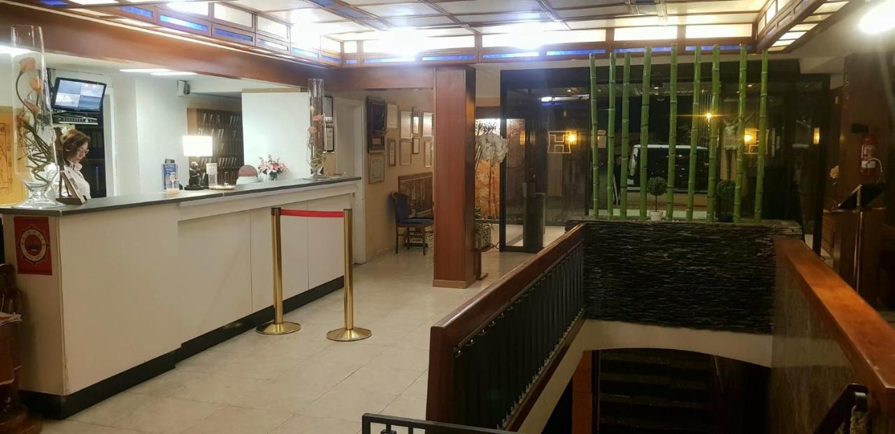 Checkin Trave Hotel Figueres  Bagian luar foto