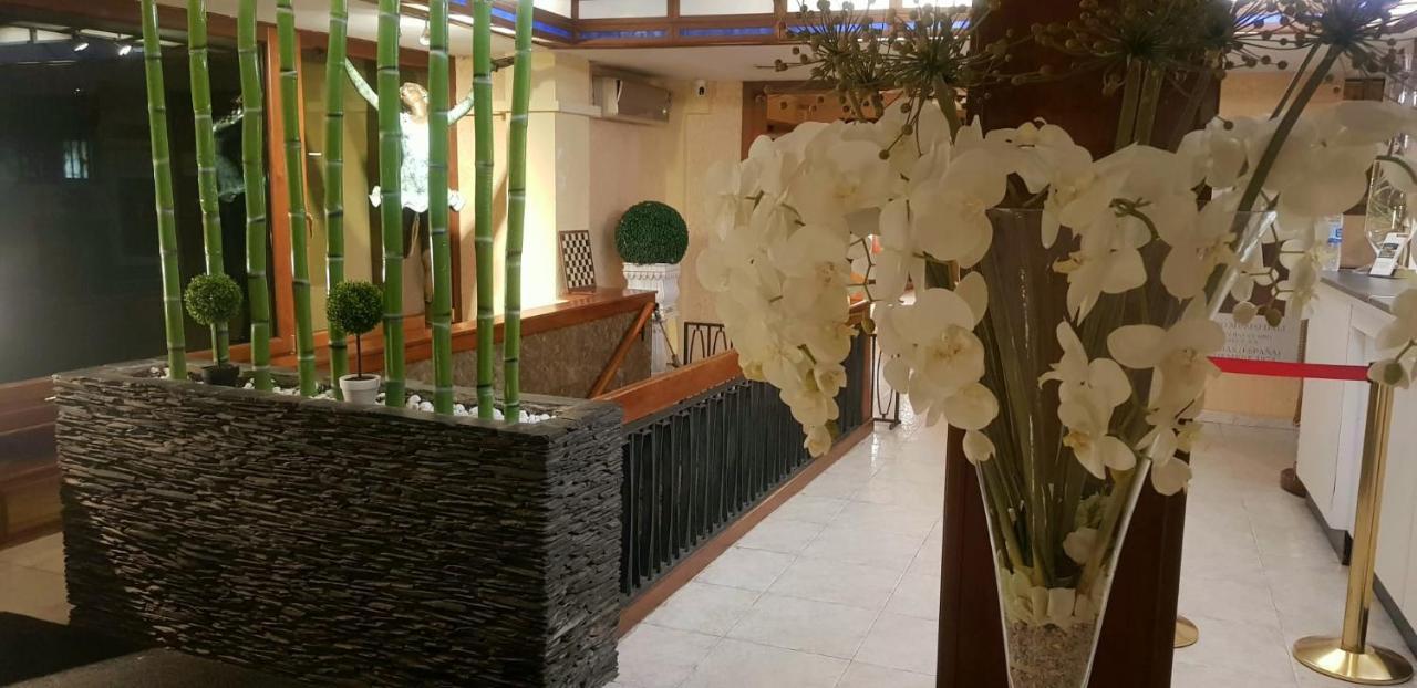Checkin Trave Hotel Figueres  Bagian luar foto