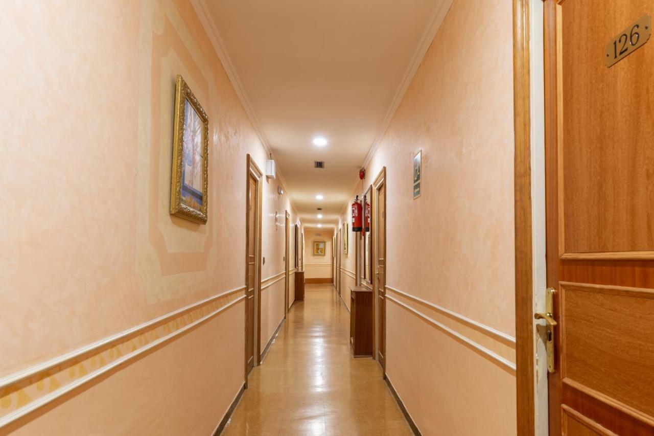 Checkin Trave Hotel Figueres  Bagian luar foto
