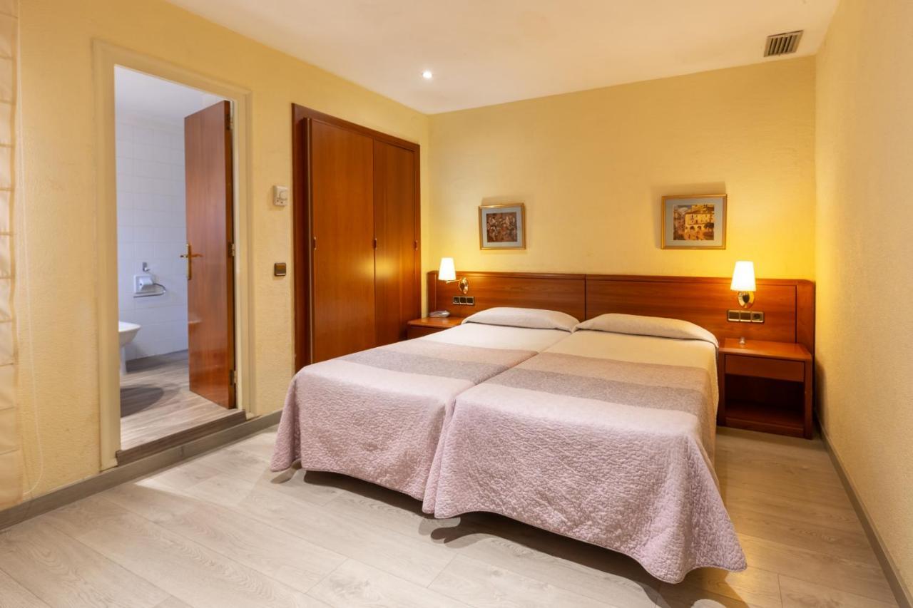 Checkin Trave Hotel Figueres  Bagian luar foto