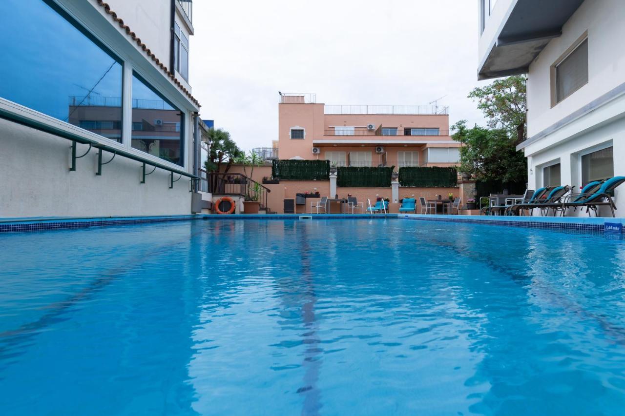 Checkin Trave Hotel Figueres  Bagian luar foto
