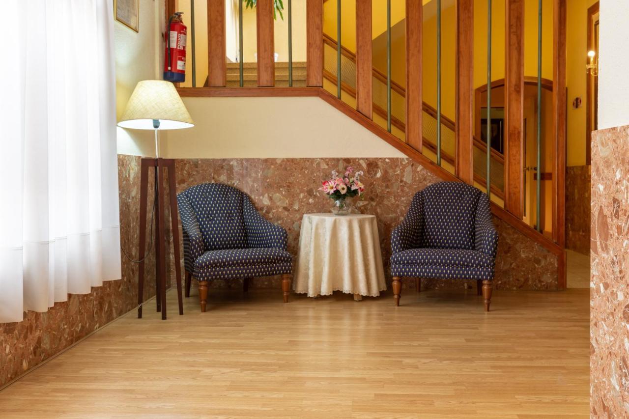Checkin Trave Hotel Figueres  Bagian luar foto