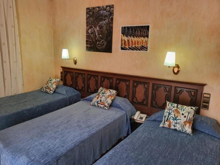 Checkin Trave Hotel Figueres  Bagian luar foto