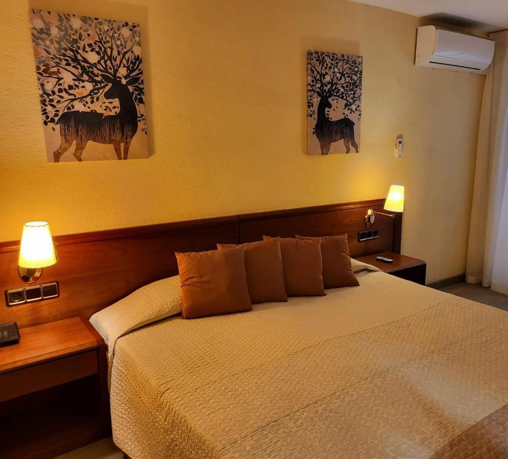 Checkin Trave Hotel Figueres  Bagian luar foto