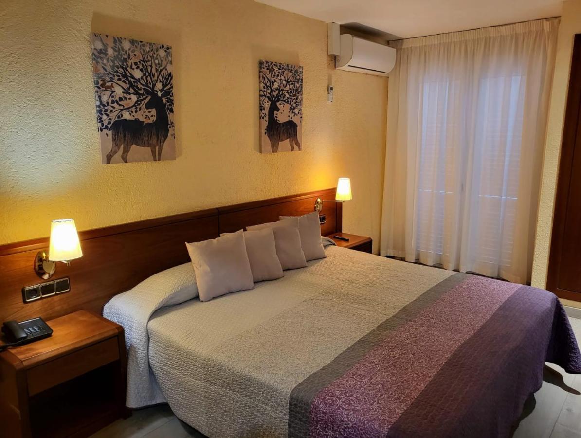 Checkin Trave Hotel Figueres  Bagian luar foto