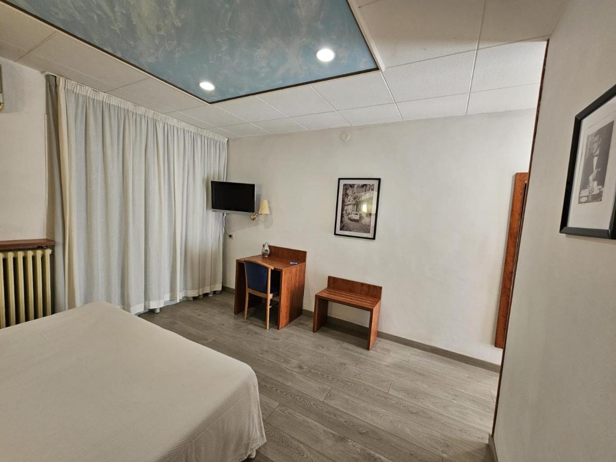 Checkin Trave Hotel Figueres  Bagian luar foto