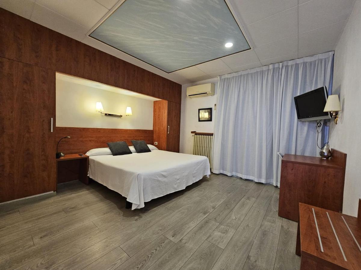 Checkin Trave Hotel Figueres  Bagian luar foto