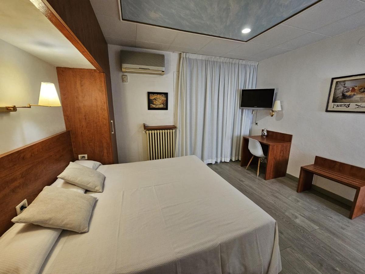 Checkin Trave Hotel Figueres  Bagian luar foto