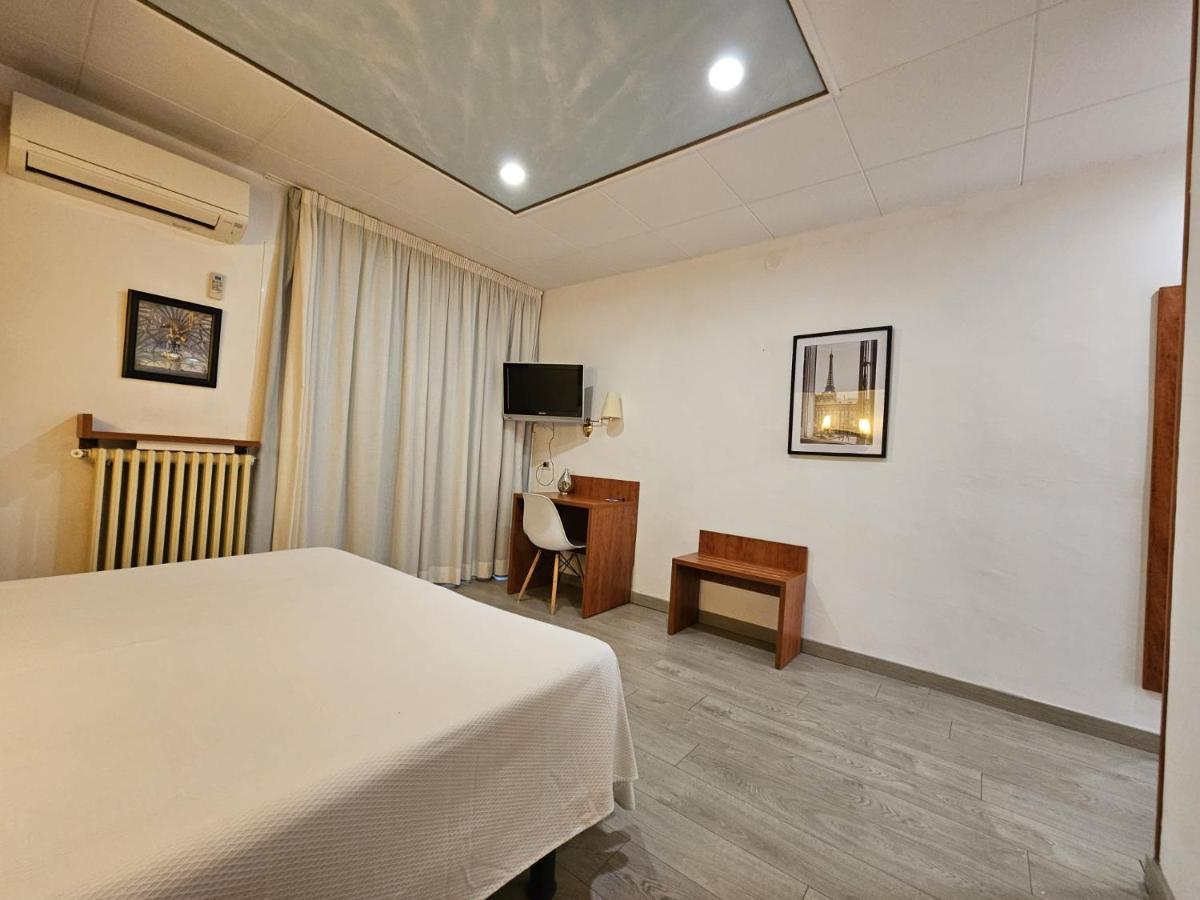Checkin Trave Hotel Figueres  Bagian luar foto