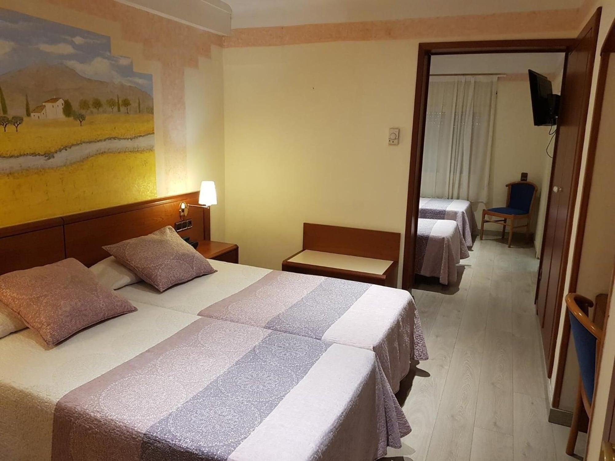 Checkin Trave Hotel Figueres  Bagian luar foto