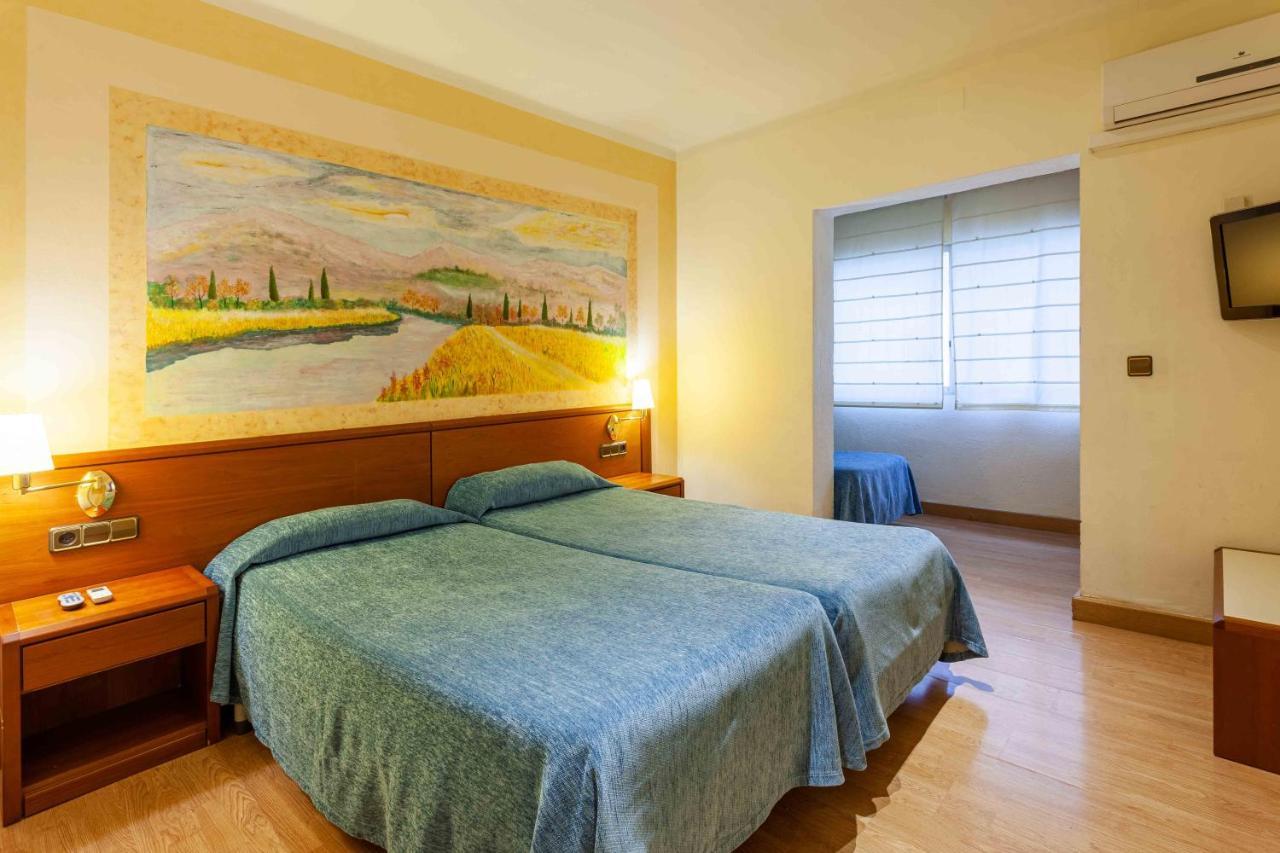 Checkin Trave Hotel Figueres  Bagian luar foto
