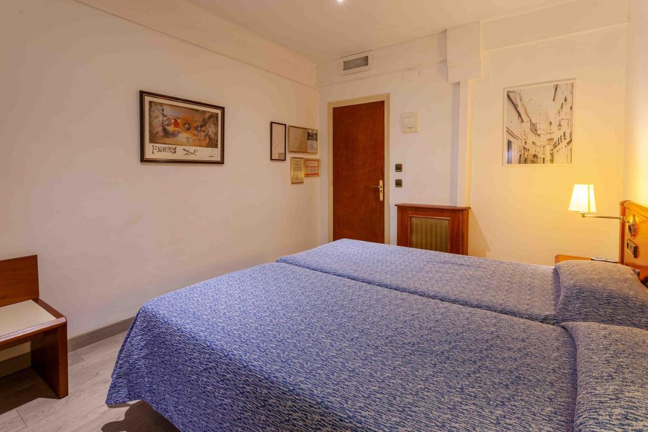 Checkin Trave Hotel Figueres  Bagian luar foto