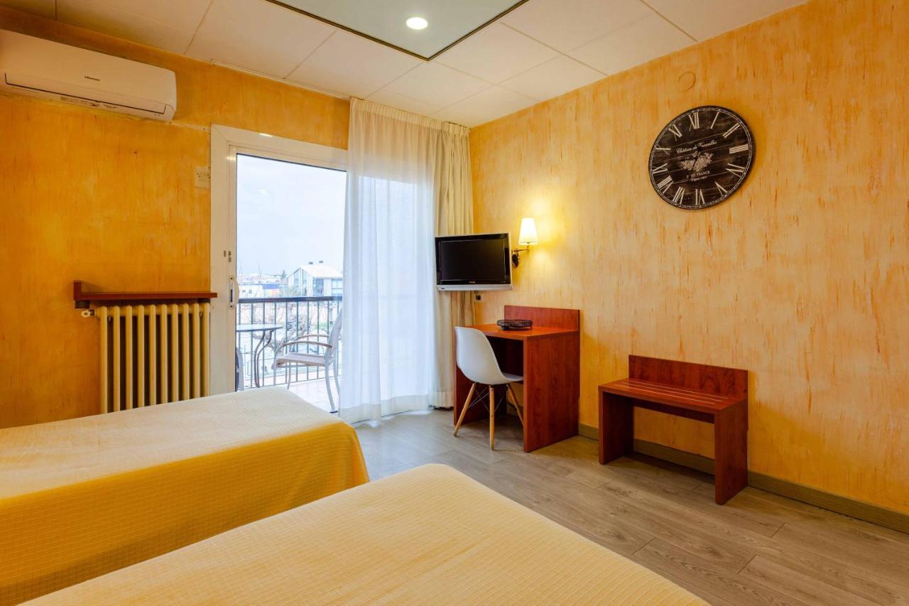 Checkin Trave Hotel Figueres  Bagian luar foto