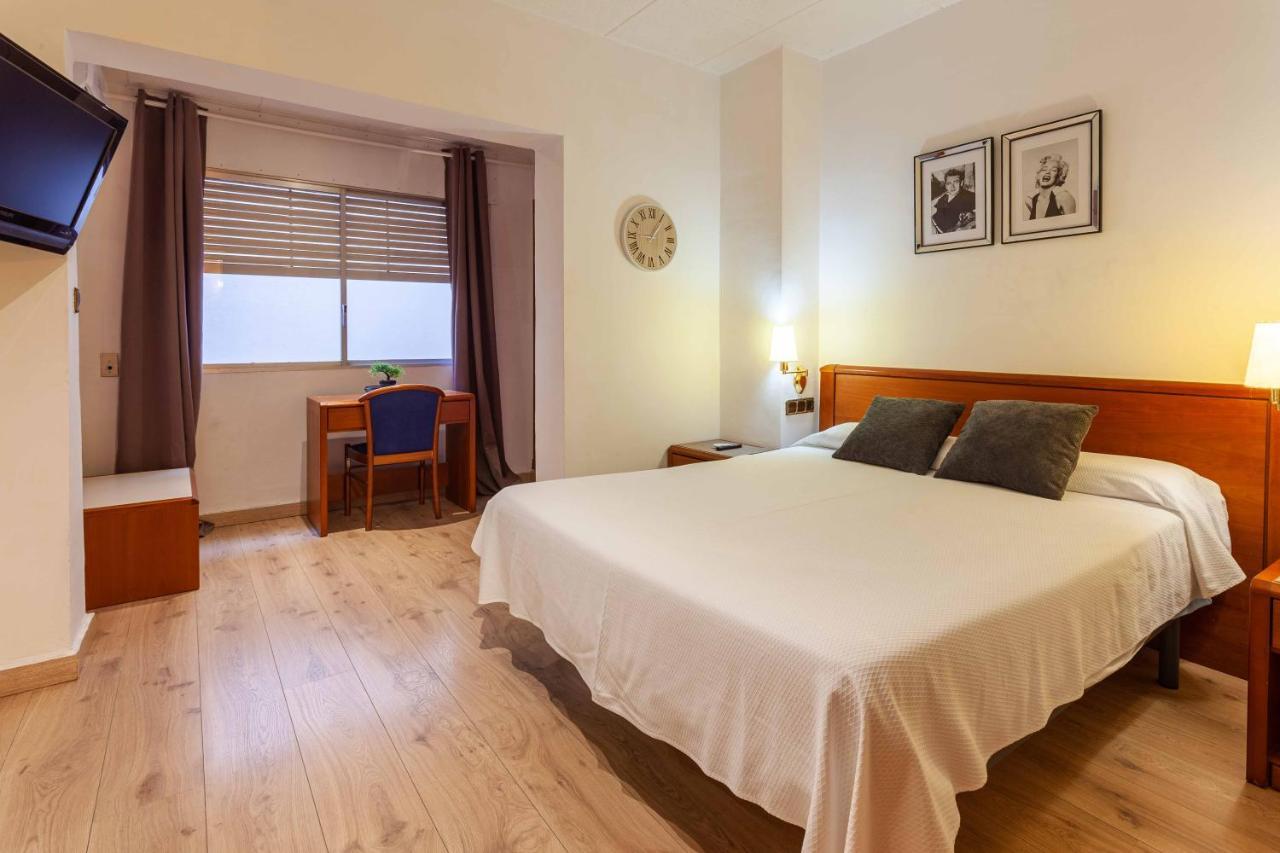 Checkin Trave Hotel Figueres  Bagian luar foto